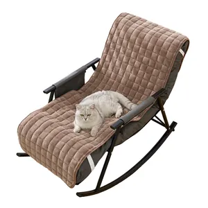Gesteppte braune Flanell-Liegestuhlauflage auf einem Schaukelstuhl mit einer Katze