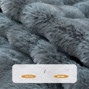 Gros plan sur la texture épaisse en fausse fourrure grise pour coussin de chaise