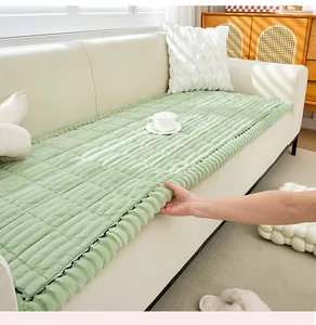 Vue détaillée d'un coussin de canapé en peluche verte, texture épaisse et bord antidérapant.