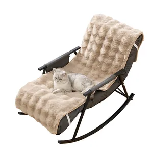 Coussin de chaise à bascule épais en peluche beige à bulles avec texture douillette.