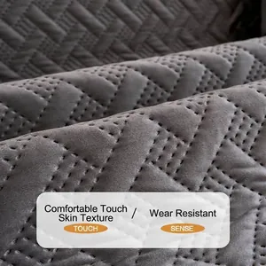 Primer plano de la funda de sofá de pana gris acolchada con textura de diamante y tela suave