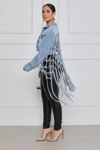 Détail d'une veste en jean pour femme avec un design créatif de franges en résille