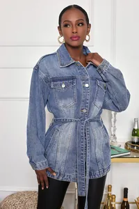 Volledig zicht op een halflang denim jack met tailleceintuur in blauwe wassing op model.