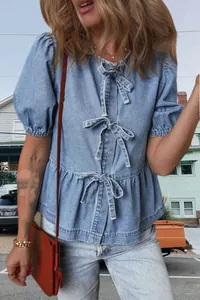 Camicia di jeans blu da donna con fiocchi anteriori e maniche a sbuffo alla moda