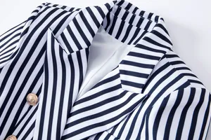 Primer plano de chaqueta a rayas retro con botones dorados de cabeza de león