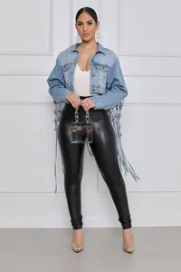Veste en jean pour femme avec de longues franges et des détails en résille au dos.