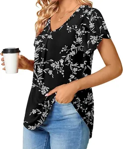 Detalle de un top negro holgado con cuello en V, estampado floral blanco y mangas de pétalo.