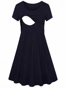 Détail d'une robe de maternité avec col rond et ouverture pratique pour l'allaitement.