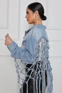 Détail latéral d'une veste en jean pour femme avec dos en maille tissée et franges