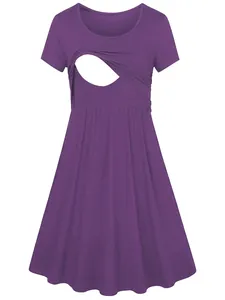 Détail d'une robe de maternité violette avec une ouverture pratique pour l'allaitement