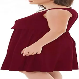 Vista laterale di un abito premaman senza maniche bordeaux con design a strati.