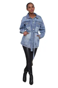 Detailweergave van een casual halflange denim jas voor dames met een verstelbare riem.
