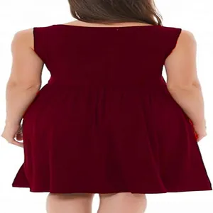 Vista posteriore di un abito premaman senza maniche bordeaux con gonna a balze casual.