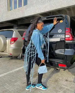 Vue détaillée d'une veste en jean pour femme avec résille et franges au dos délicates