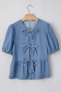 Elegante camicia in denim blu con fiocchi anteriori e maniche a sbuffo per le donne