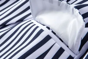 Primer plano de un bolsillo de blazer a rayas que muestra la textura de la tela y el forro