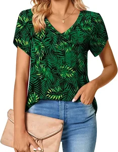 Vista detallada de top verde con estampado tropical, cuello en V y mangas pétalo