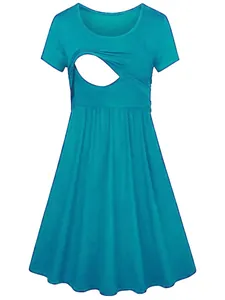 Vue détaillée de l'ouverture d'allaitement sur cette robe de maternité turquoise