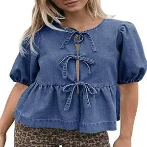 Vista dettagliata del top in denim da donna con maniche a sbuffo e fiocchi frontali.