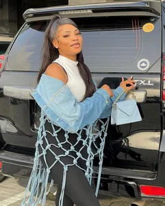 Vue détaillée de la veste en jean pour femme avec dos en filet et longues franges
