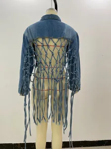 Vue détaillée du dos d'une veste en jean bleue avec un design unique de franges en treillis