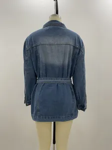 Achteraanzicht van een klassiek halflang blauw spijkerjack met een bijpassende tailleriem