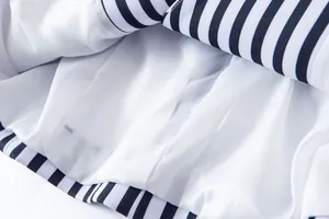 Primer plano del forro interior blanco y la tela de rayas de una chaqueta de mujer