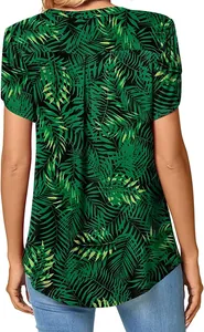 Vista posterior de una blusa holgada para mujer con estampado tropical de hojas de palma