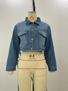 Vue de face d'une veste courte en jean pour femme avec franges en maille sur un mannequin