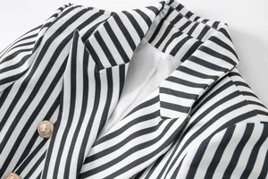 Detalle de solapa de blazer vintage de rayas con botones dorados de cabeza de león