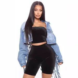 Veste en jean pour femmes avec franges en résille sur un ensemble trois pièces en velours noir