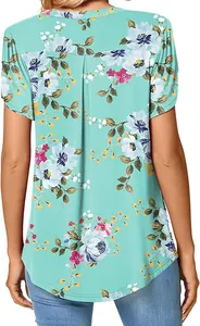 Vista posterior de un top suelto verde menta con estampado floral y pliegues