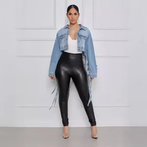 Veste en jean courte bleu clair pour femme avec franges et pompons uniques au dos
