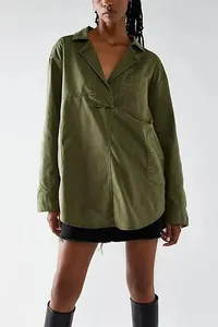Détail de la veste olive pour femme à manches longues et col en V sur le mannequin