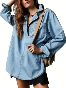 Détail de veste en jean bleu clair à col en V pour femme avec manches longues style décontracté.