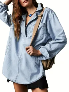 Vue détaillée d'une veste en jean bleu clair élégante à col en V pour femmes