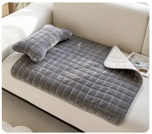 Vue détaillée de la couverture en peluche grise avec oreiller en forme d'os