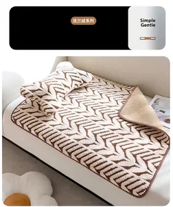 Vue détaillée du tapis en peluche pour animaux avec texture flanelle et motif chevron