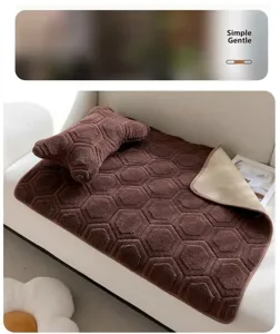 Primer plano de una alfombra de franela marrón para mascotas con patrón hexagonal y cojín