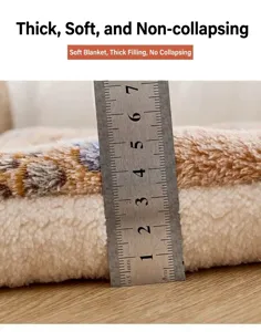 Primo piano che mostra lo spessore di 4,5 cm di questo tappeto in peluche