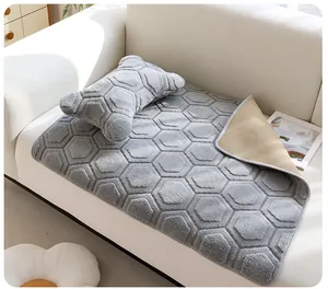 Vue détaillée tapis peluche gris animaux motif hexagonal et coussin en forme d'os