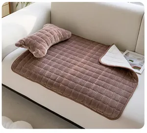 Gros plan d'un ensemble de tapis en peluche pour animaux avec oreiller en os