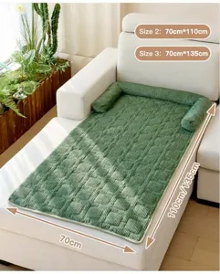 Detalle de la alfombra verde de pana para sofá de mascotas con refuerzo de 70 cm