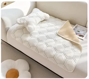 Vue détaillée de la texture en nid d'abeille de ce tapis en peluche blanc pour animaux
