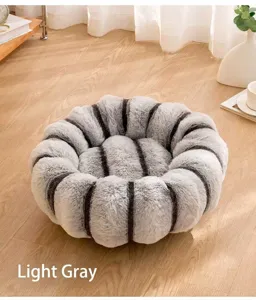 Vista dettagliata della cuccia in peluche a righe grigio chiaro e trama spessa