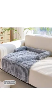 Detailansicht einer hellgrauen, gerippten Plüsch-Haustiermatte für das Sofa im Wohnzimmer