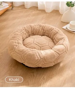 Detalle de una cama redonda de felpa caqui para mascotas con patrón hexagonal único