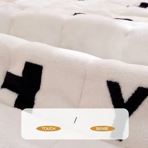 Makroansicht einer weichen und warmen Plüsch-Haustiermatte für den Winterschutz.
