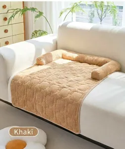 Protector de sofá de pana caqui para mascotas perros y gatos en una sala de estar iluminada