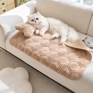 Tapis en Peluche Douce pour Chiens et Chats avec Oreiller en Os Matelassé Hexagonal Couverture de Lit pour Chien Antidérapante